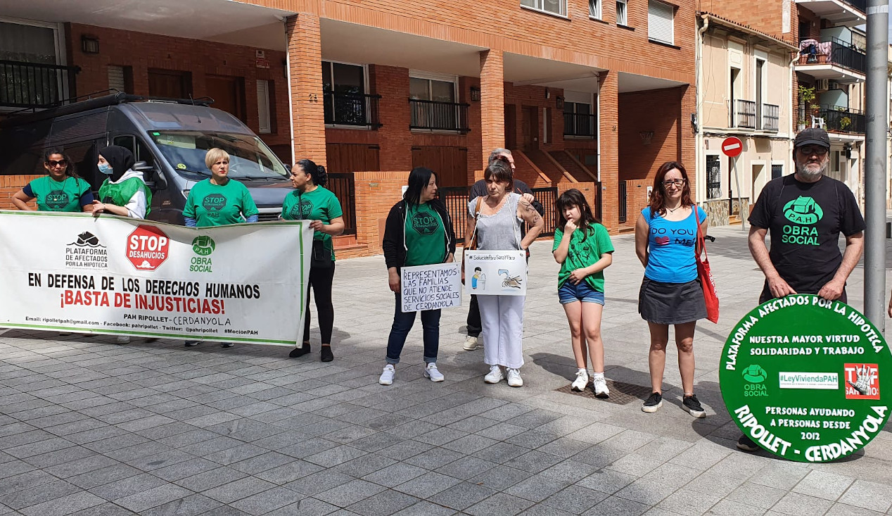 Escratxe silenciòs de la PAH per reclamar comptadors solidaris